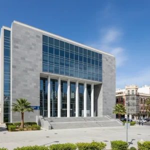 Fachada principal de los Juzgados de Cádiz, edificio de la administración de justicia en la ciudad de Cádiz, Andalucía, España.