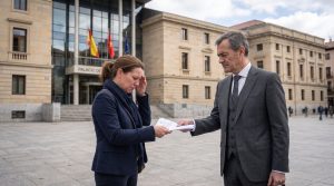 Abogado entregando una sentencia penal perdida por usurpación a una propietaria frustrada frente al juzgado, tras intentar echar a un inquilino con contrato de alquiler.